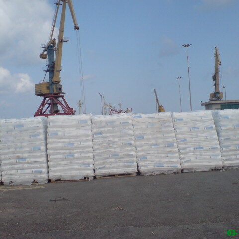 plastics-unloading