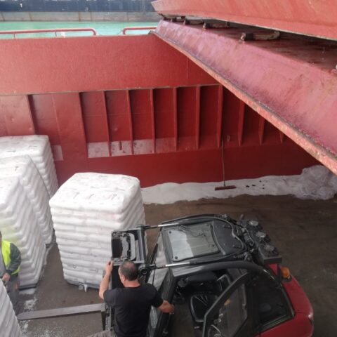 plastics-unloading
