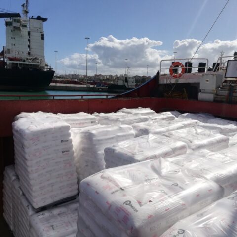 plastics-unloading