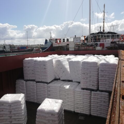plastics-unloading