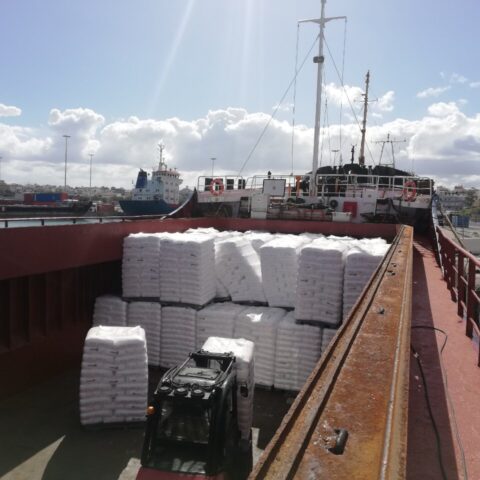 plastics-unloading