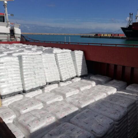plastics-unloading