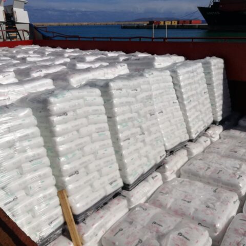 plastics-unloading