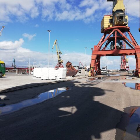 plastics-unloading