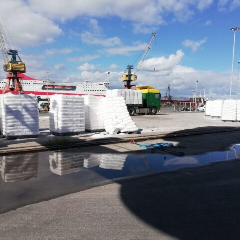 plastics-unloading