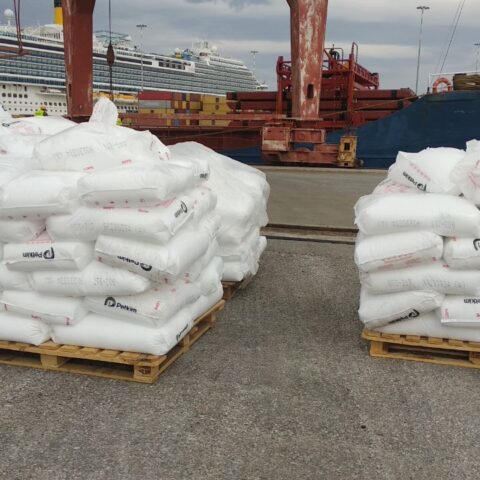 plastics-unloading
