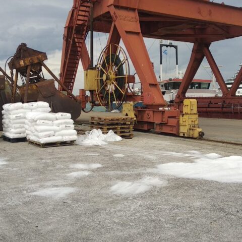 plastics-unloading