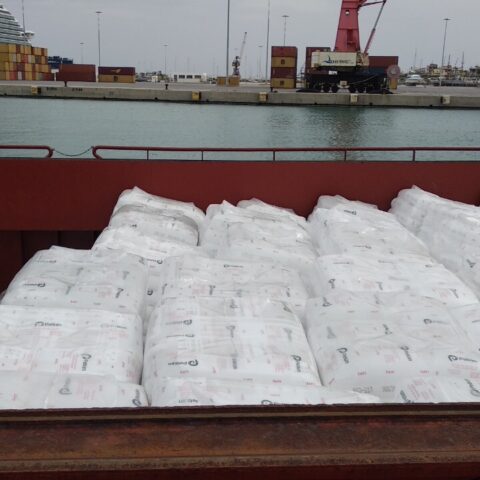plastics-unloading