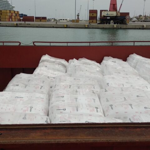 plastics-unloading