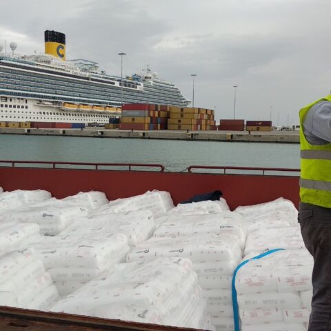 plastics-unloading