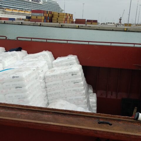 plastics-unloading